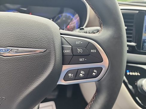 Used 2017 Chrysler Pacifica Touring-L Plus w/ Advanced Safetytec Group FWD image 27