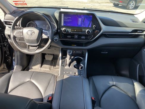 Used 2024 Toyota Highlander XLE FWD image 22
