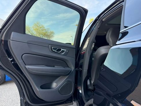 Used 2022 Volvo XC60 B5 Momentum image 35