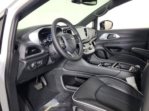 New 2026 Chrysler Pacifica Limited image 13