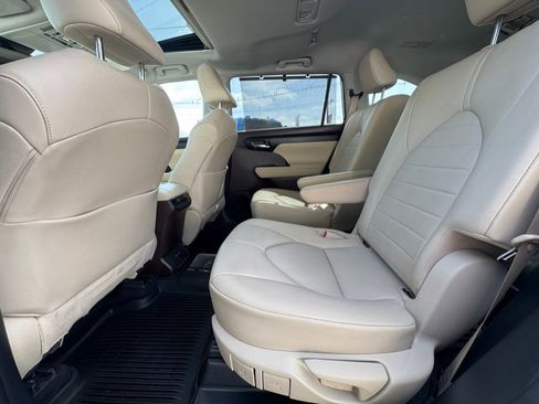 Used 2020 Toyota Highlander XLE image 27