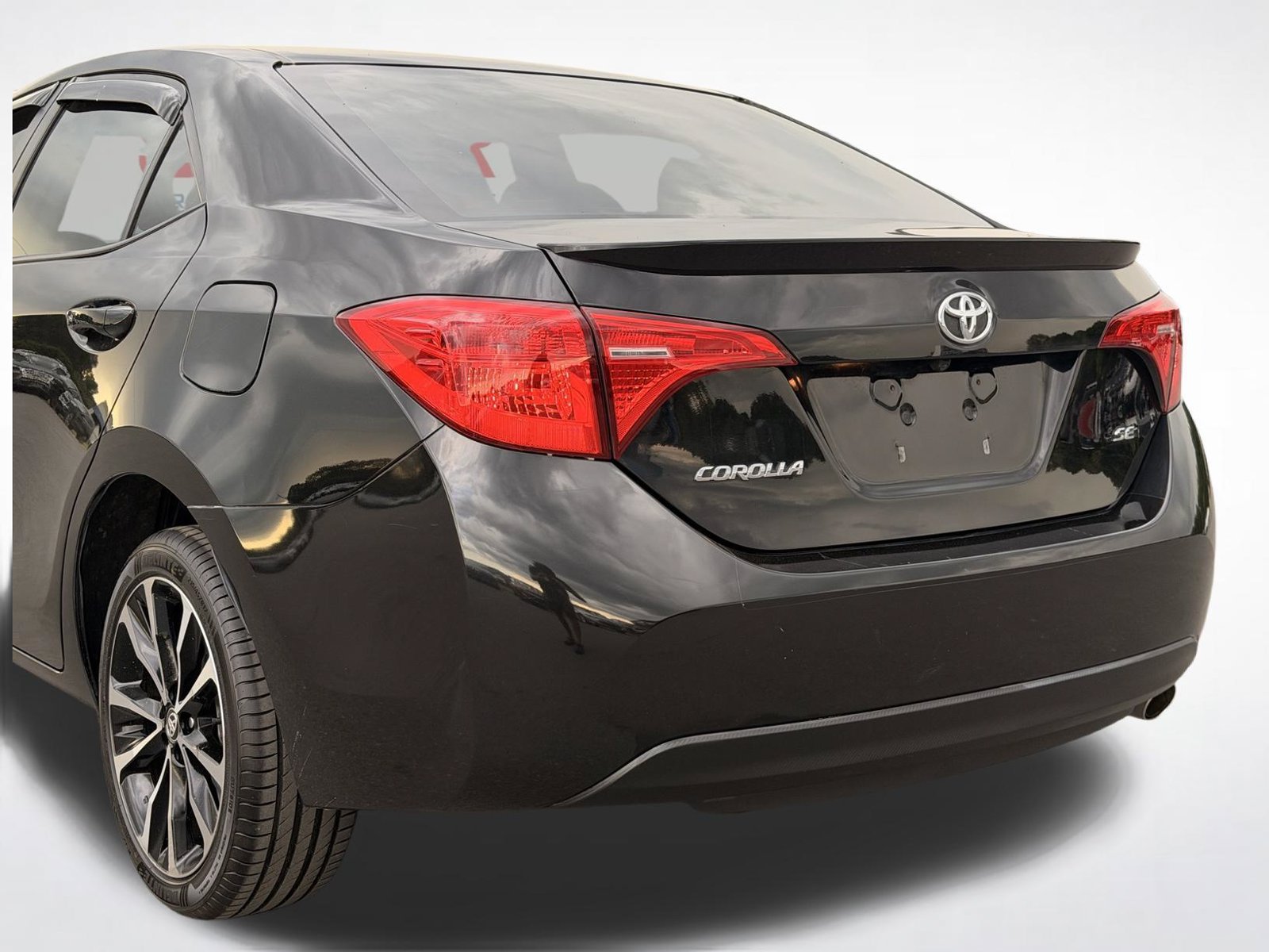 Used 2018 Toyota Corolla SE FWD image 3