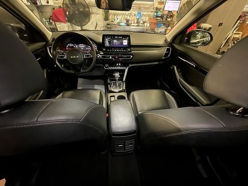 Used 2023 Kia Seltos SX w/ SX Sunroof Package image 3