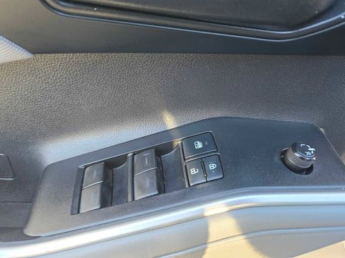 Used 2021 Toyota Highlander LE image 19