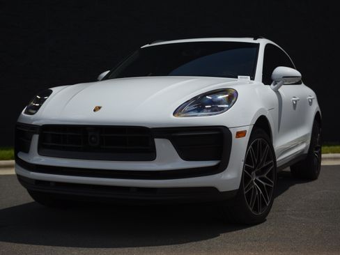 Used 2026 Porsche Macan AWD/4WD image 40