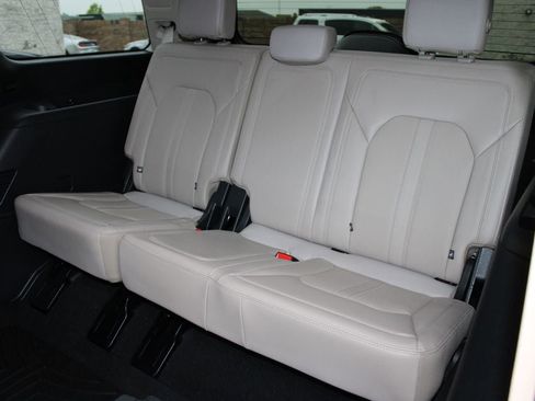 Used 2024 Ford Expedition Limited image 12
