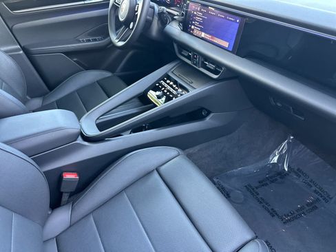 Certified 2025 Porsche Macan Electric RWD image 17