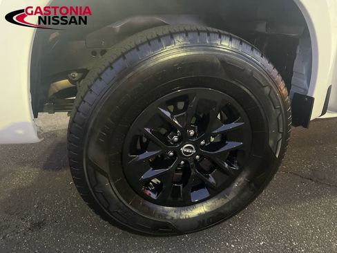 Used 2024 Nissan Frontier SV image 59