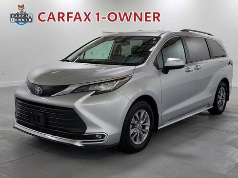 Used 2023 Toyota Sienna XLE w/ XLE Plus Package AWD/4WD image 4