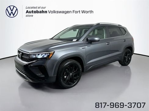 Certified 2022 Volkswagen Taos SE image 1