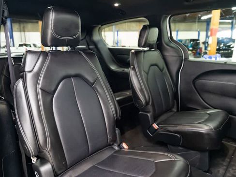Used 2025 Chrysler Pacifica Select FWD image 30