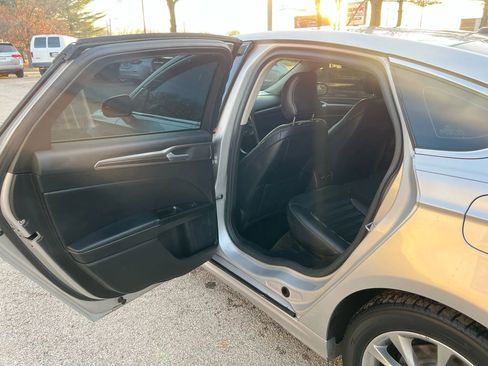 Used 2017 Ford Fusion SE w/ Fusion SE Technology Package image 12