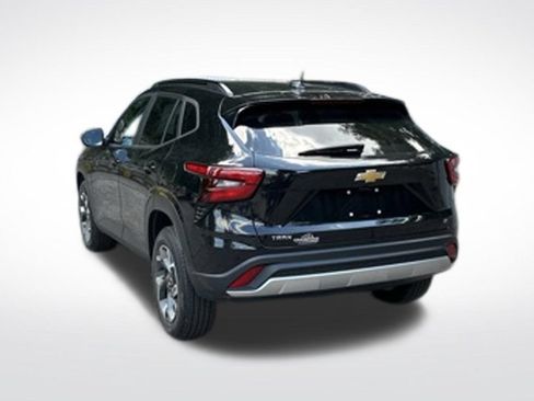 Used 2024 Chevrolet Trax LT w/ Driver Confidence Package FWD image 9