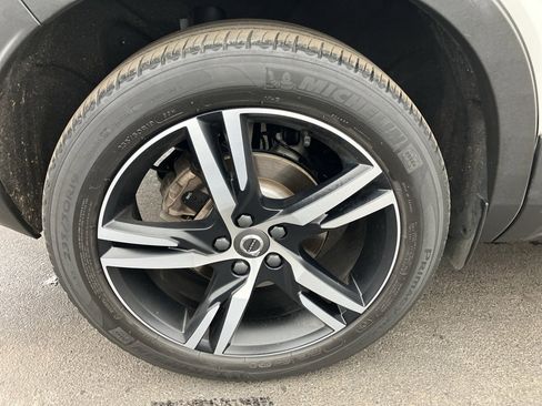 Used 2021 Volvo XC40 T5 R-Design image 11