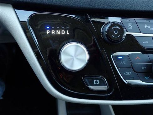 Used 2024 Chrysler Pacifica Touring-L FWD image 19