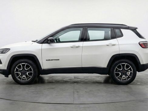 Used 2025 Jeep Compass Trailhawk AWD/4WD image 4