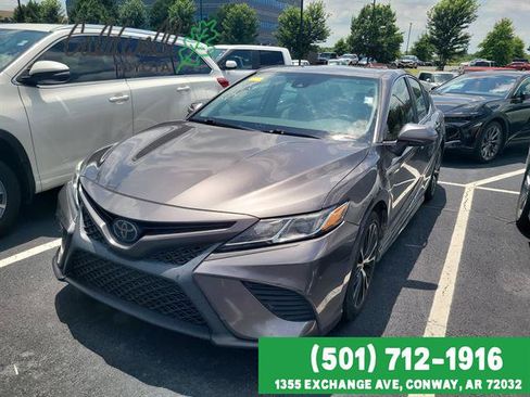Used 2020 Toyota Camry SE FWD image 1