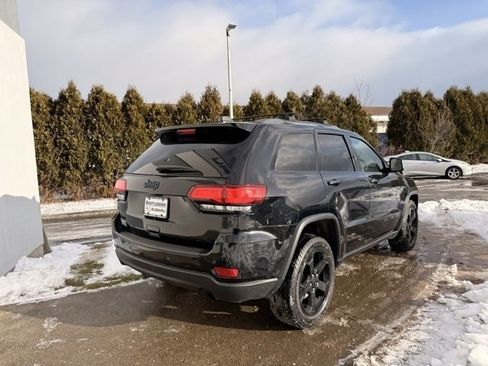 Used 2020 Jeep Grand Cherokee Laredo image 4