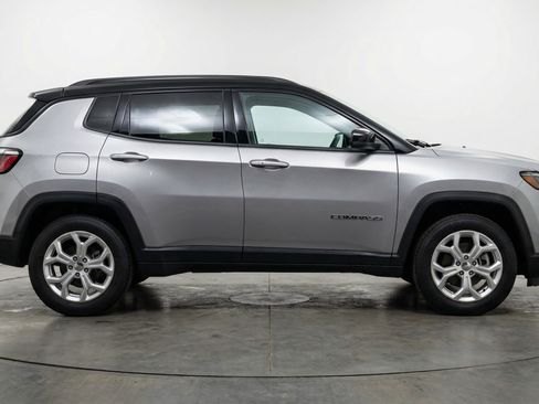 Used 2025 Jeep Compass Latitude image 11