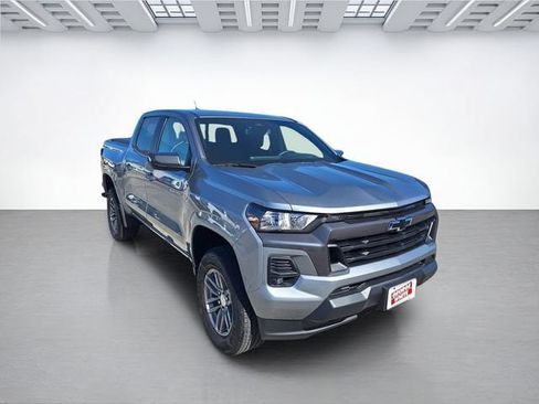 Used 2024 Chevrolet Colorado LT w/ LT Convenience Package II AWD/4WD image 2