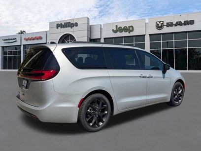 New 2026 Chrysler Pacifica Select w/ S Appearance Package
