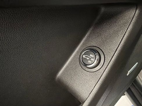 Used 2018 Chevrolet Traverse LT FWD image 31