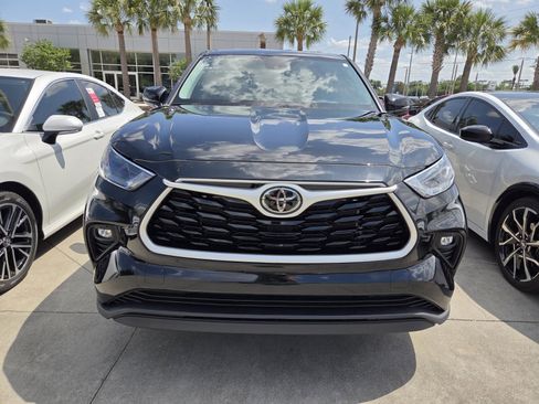 Used 2023 Toyota Highlander LE AWD/4WD image 2