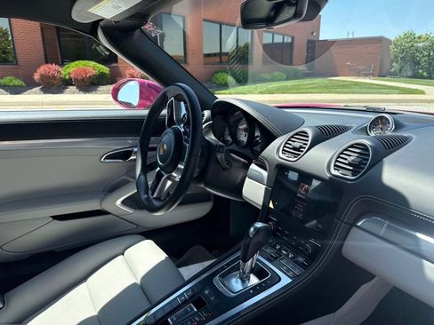 Used 2024 Porsche 718 Boxster image 9