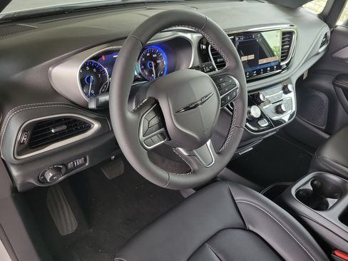 New 2026 Chrysler Pacifica Select FWD image 16