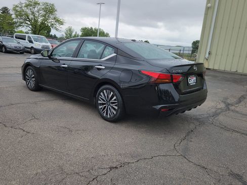 Used 2024 Nissan Altima 2.5 SV FWD image 9