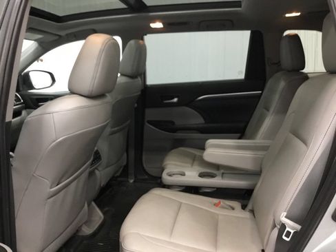 Used 2019 Toyota Highlander Limited Platinum AWD/4WD image 14