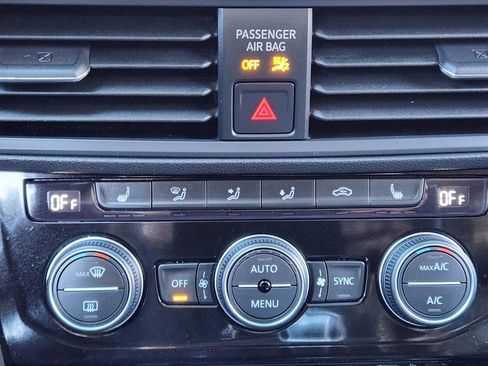 Certified 2022 Volkswagen Jetta SE w/ Panoramic Sunroof Package image 23