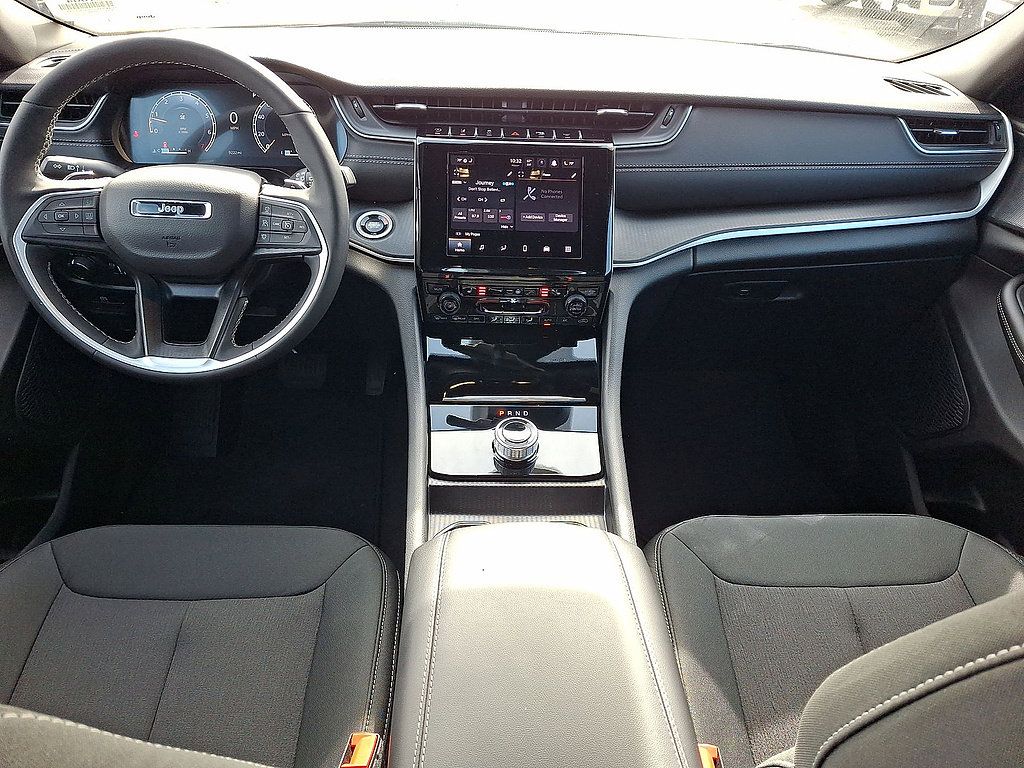 Used 2025 Jeep Grand Cherokee Laredo w/ Luxury Tech Group I AWD/4WD image 10