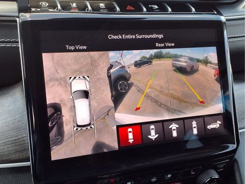 Used 2023 Jeep Grand Cherokee Limited w/ Luxury Tech Group II AWD/4WD image 9