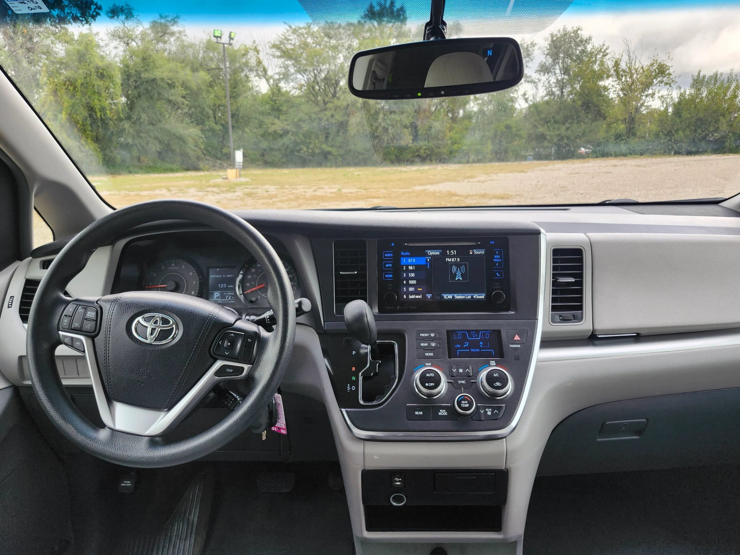 Used 2016 Toyota Sienna LE w/ Four Season Floor Mat Package FWD image 24