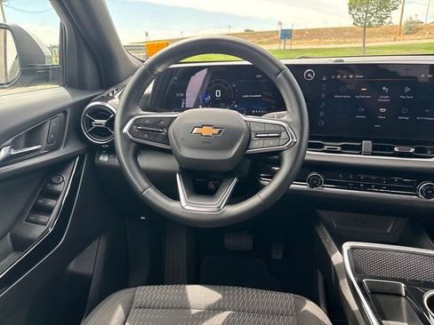 Used 2025 Chevrolet Equinox LT AWD/4WD image 13