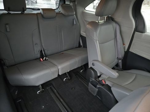 Used 2022 Toyota Sienna XLE image 31