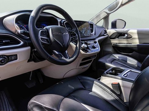 Used 2023 Chrysler Pacifica Touring-L FWD image 8