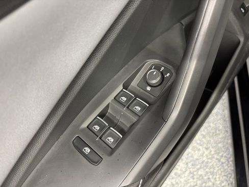 Used 2025 Volkswagen Jetta SE FWD image 35