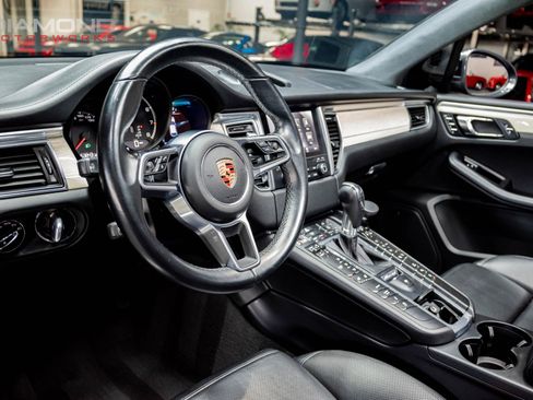 Used 2018 Porsche Macan Turbo image 15