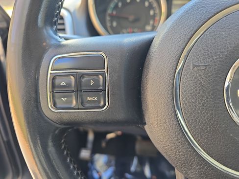 Used 2011 Jeep Grand Cherokee Laredo image 16