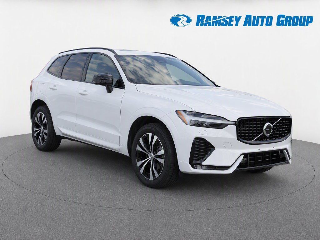 Used 2024 Volvo XC60 B5 Core AWD/4WD image 2