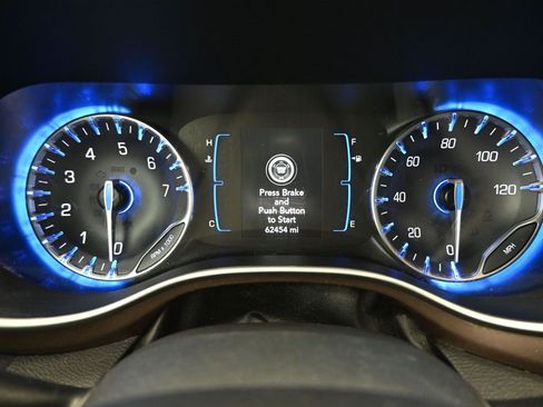 Used 2022 Chrysler Voyager LX image 10