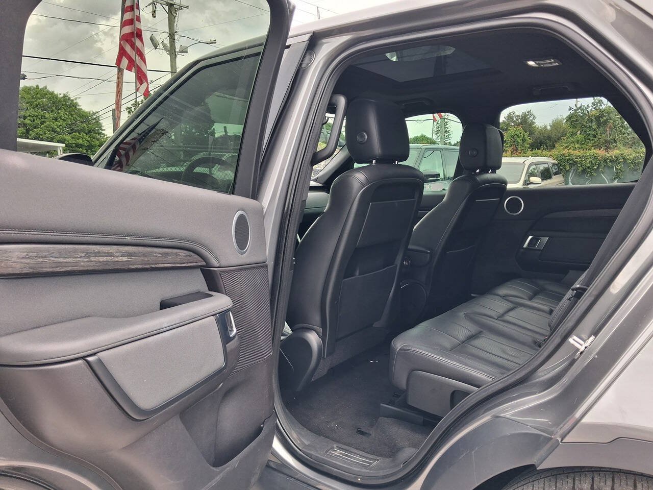 Used 2018 Land Rover Discovery HSE AWD/4WD image 12