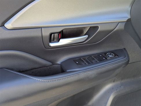 Used 2025 Toyota Grand Highlander AWD image 16