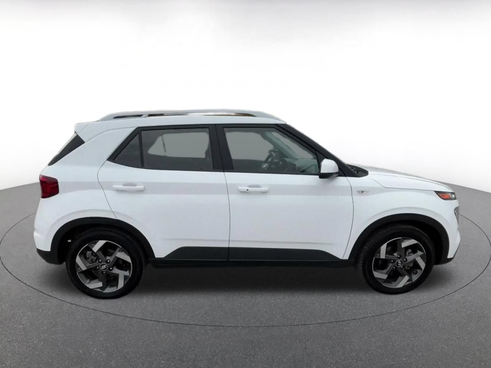 Used 2026 Hyundai Venue SEL FWD image 15