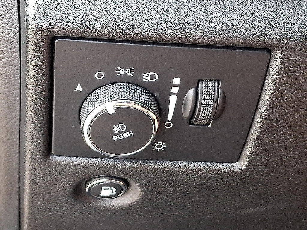 Used 2021 Jeep Grand Cherokee Laredo AWD/4WD image 25