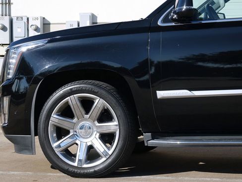 Used 2020 Cadillac Escalade Luxury image 24