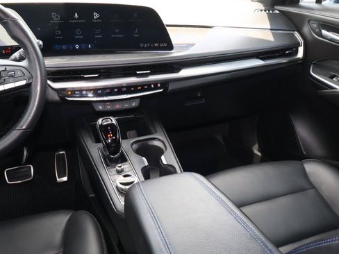 Used 2025 Cadillac XT4 Sport w/ Technology Package FWD image 16