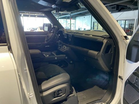 Used 2022 Land Rover Defender 110 V8 AWD/4WD image 32
